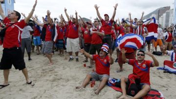 Seguidores ticos celebraron en la playa de Copacabana el triunfo de su selección sobre la de Italia.