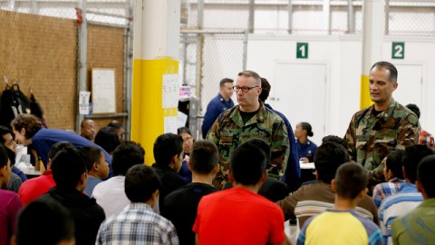 Niños esperan citas médicas en un área donde autoridades de EEUU procesan cientos de niños inmigrantes de América Central, en Nogales, Arizona.