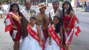 El presidente del Desfile Peruano, Rodolfo Flores (izq.), junto al gran mariscal Manuel Avendaño y las reinas del desfile.