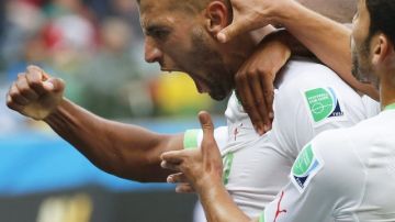 Islam Slimani celebra el primer gol de los argelinos.