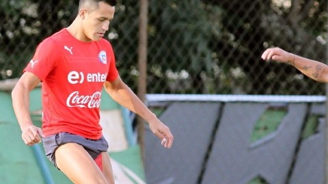 Alexis Sánchez (izq.) será un dolor de cabeza para los defensa de los tulipanes.