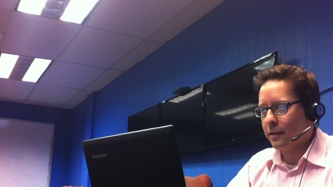 Arturo Nava, haciendo su podcast