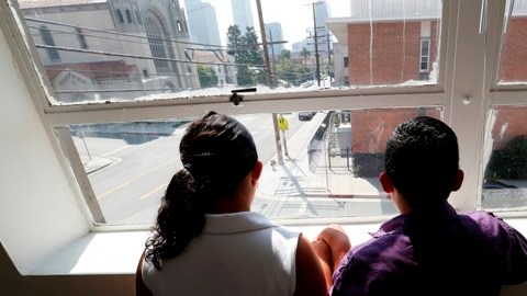 Karina, 15, y su hermano William, 12, salvadoreños, recorrieron todo México con la meta de cruzar la frontera de EEUU y reunirse con padres.