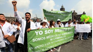 Marcha en apoyo a médicos podría ser  punta de lanza de una revolución, dijeron marchantes.