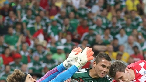 Guillermo Ochoa y Paul Aguilar impiden que el croata Mario Mandzukic logre rematar.
