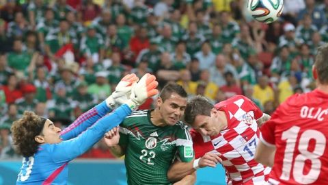 Guillermo Ochoa y Paul Aguilar impiden que el croata Mario Mandzukic logre rematar.
