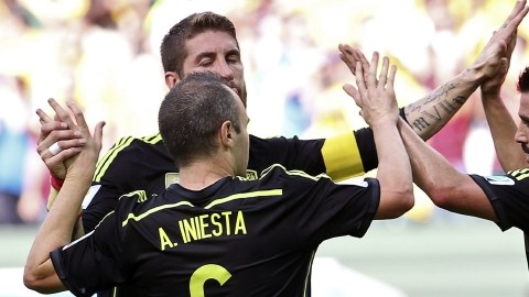 David Villa (der). celebra con Sergio Ramos y Andrés Iniesta (6) tras anotar el primer gol de España ante Australia.