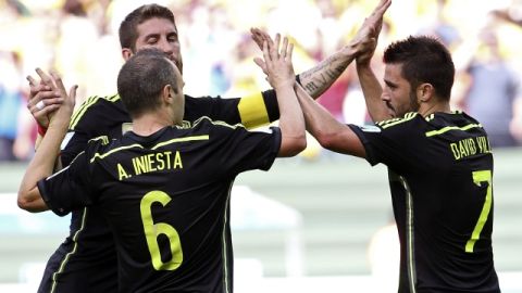 David Villa (der). celebra con Sergio Ramos y Andrés Iniesta (6) tras anotar el primer gol de España ante Australia.