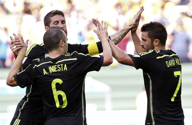 David Villa (der). celebra con Sergio Ramos y Andrés Iniesta (6) tras anotar el primer gol de España ante Australia.