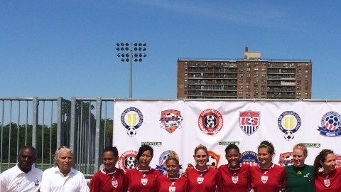 Carina con el plantel de las NY Magic que pelea el título en la W-League.
