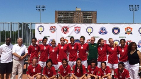 Carina con el plantel de las NY Magic que pelea el título en la W-League.