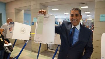 Espaillat votó en la escuela PS 98 y convocó a los residentes del Distrito 13 a salir a las urnas.