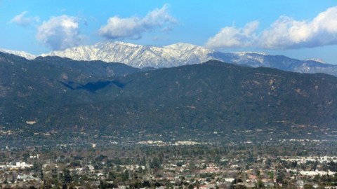 Las montañas de San Gabriel vistas desde Monterey Park.