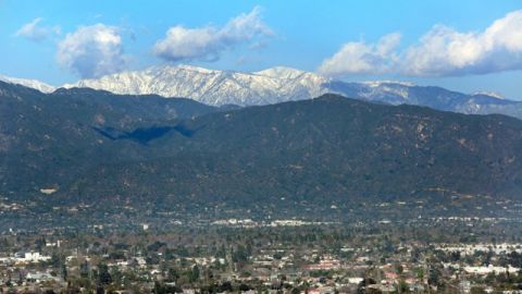 Las montañas de San Gabriel vistas desde Monterey Park.