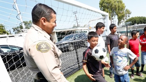 El nuevo centro deportivo incluye canchas de basquetbol y de futbol.