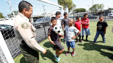 El nuevo centro deportivo incluye canchas de basquetbol y de futbol.