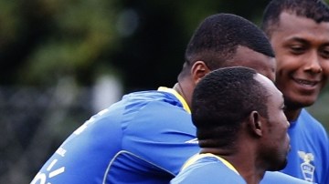 Christian Novoa (der.) bromea con sus compañeros durante una práctica de Ecuador.