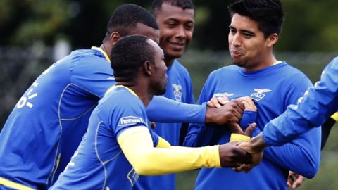 Christian Novoa (der.) bromea con sus compañeros durante una práctica de Ecuador.