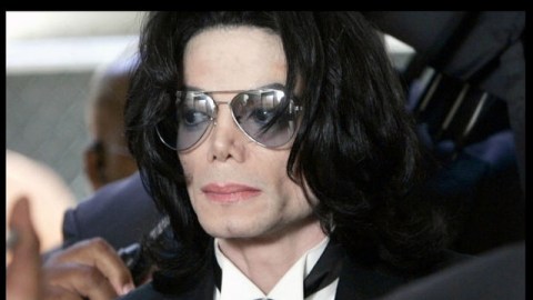 Veladoras y flores también fueron colocadas por sus admiradores en sus estrellas en el Paseo de la Fama de Hollywood