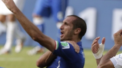 Luis Suárez (der.) después de morder a Giorgio Chiellini.
