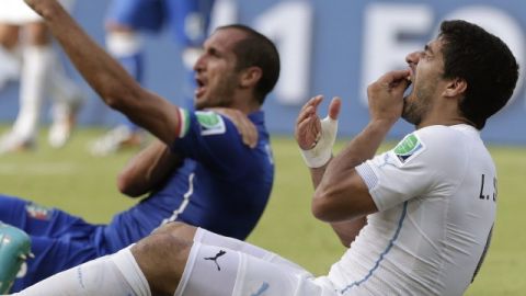 Luis Suárez (der.) después de morder a Giorgio Chiellini.
