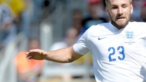 Yeltsin Tejeda, de Costa Rica, se barre para tratar de quitarle el balon a  Luke Shaw en el partido de ayer.