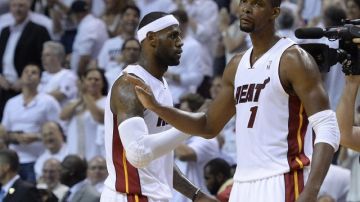 Dwayne Wade (d) y LeBron James (i) después de la derrota del Heat ante los Spurs en la final de la NBA.