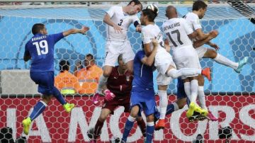 El capitán Diego Godín (3) se eleva para convertir el gol del triunfo charrúa sobre Italia por 1-0.
