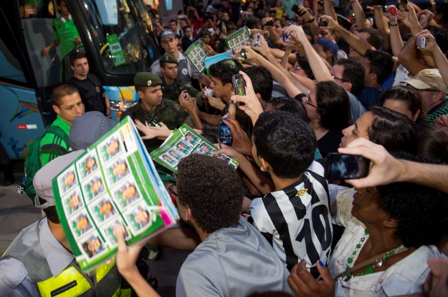 Una multitud recibióo ayer  a los jugadores del Tri al llegar a su hotel de concetración en Santos. en donde 'Chicharito' Hernández repartió  varios autógrafos.