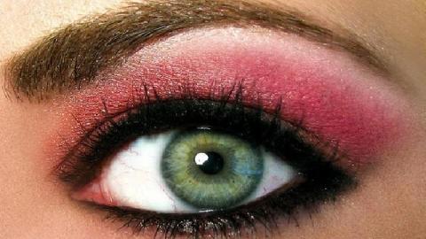 Utiliza un pincel para aplicarte la sombra en los ojos.