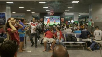 Seguidores del Tri esperan salir de Brasil en el Aeropuerto de Recife.