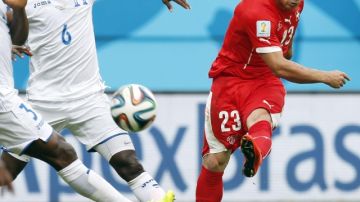 Xherdan Shaqiri (der.) marca el primer gol de los suizo.
