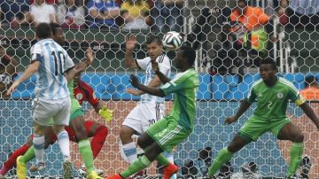 Leo Messi (10) tira al arco nigeriano convirtiendo el primer tanto del triunfo 3-2 sobre los africanos.