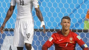 Cristiano Ronaldo quedó de rodillas en el Estadio Nacional de Brasilia tras la eliminación de Portugal, ayer.