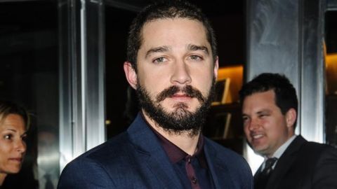 Shia no paró de insultar a la policía mientras lo sacaban fuera del teatro.