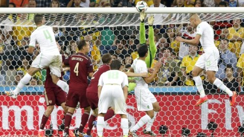 Islam Slimani (der.) remata de cabeza para anotar el gol que le dio a Argelia el empate contra Rusia en Curitiba.