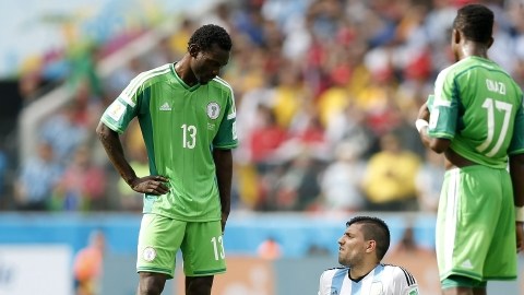 El delantero argentino Sergio 'Kun' Agüero (centro) se lesionó ante los nigerianos.