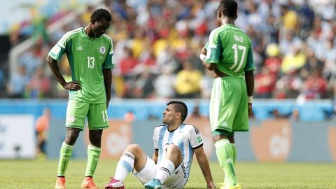El delantero argentino Sergio 'Kun' Agüero (centro) se lesionó ante los nigerianos.