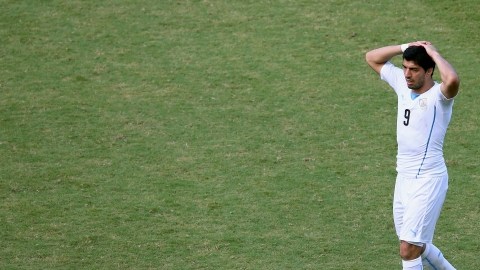 Luis Suárez, principal figura de Uruguay, fue expulsado ayer del Mundial.