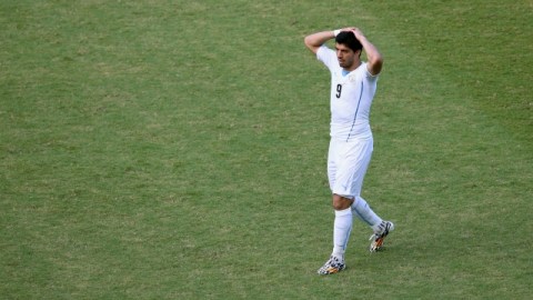 Luis Suárez, principal figura de Uruguay, fue expulsado ayer del Mundial.