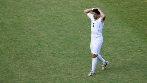 Luis Suárez, principal figura de Uruguay, fue expulsado ayer del Mundial.