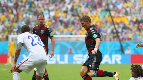 Jermaine Jones, en el suelo, no puede frenar la acción ofensiva de  Bastian Schweinsteiger en un trámite del partido disputado ayer en el estadio Arena Pernambuco de Recife.