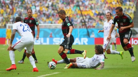 Jermaine Jones, en el suelo, no puede frenar la acción ofensiva de Bastian Schweinsteiger en un trámite del partido disputado ayer en el estadio Arena Pernambuco de Recife.