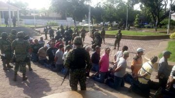 Autodefensas detenidos junto con José Manuel Mireles, uno de sus líderesn, el viernes 27 de junio, en el puerto de Lázaro Cárdenas, Michoacán.