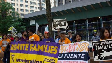 Entre 200 y 300 personas se concentran hoy, sábado 28 de junio de 2014, frente a la oficina federal de inmigración en Nueva York para pedir al Congreso estadounidense progresos en la reforma migratoria.