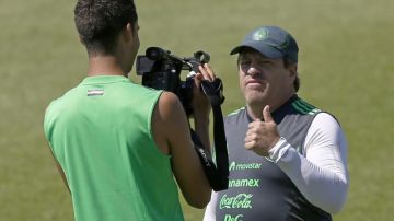 El 'Piojo'  se presta para que Diego Reyes le haga una entrevista en recuerdo de Brasil 2014.