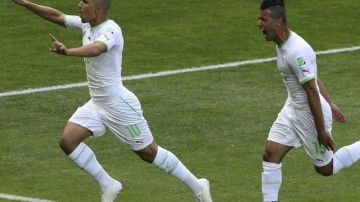 Sofiane Feghouli (izq.) de Argelia celebra el gol a Bélgica.