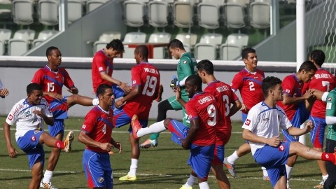 Jugadores de la selección de Costa Rica realizan ejercicios de calentamiento durante su práctica de ayer.