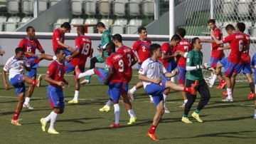 Jugadores de la selección de Costa Rica realizan ejercicios de calentamiento durante su práctica de ayer.