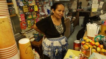 Blanca Campbell, originaria de Guatemala, trabaja en el Deli Three Sisters y ofrece ricos chuchos, tamales de arroz, chilmole y tortillas calientes.